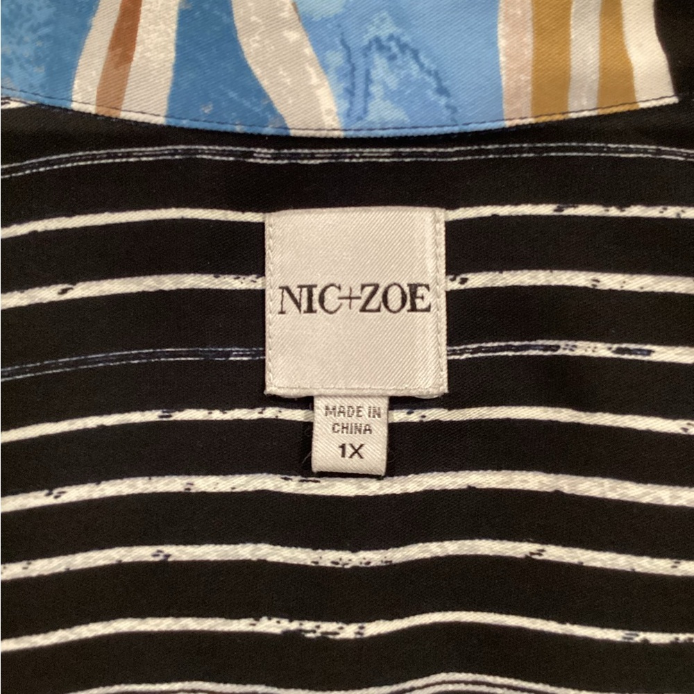 NIC+ZOE Button Front Blouse with bold tropical blue & tan botanical print. EUC - Picture 7 of 9